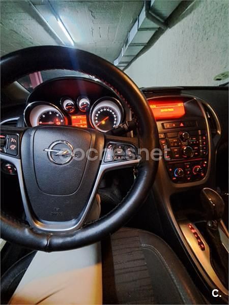 Usado Opel Astra Sportive 165 CV (121 kW) 2015 Negro Familiar