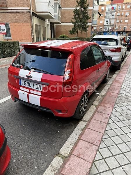 Usado Ford Fiesta 100 CV (73 kW) 2006 Rojo Utilitario