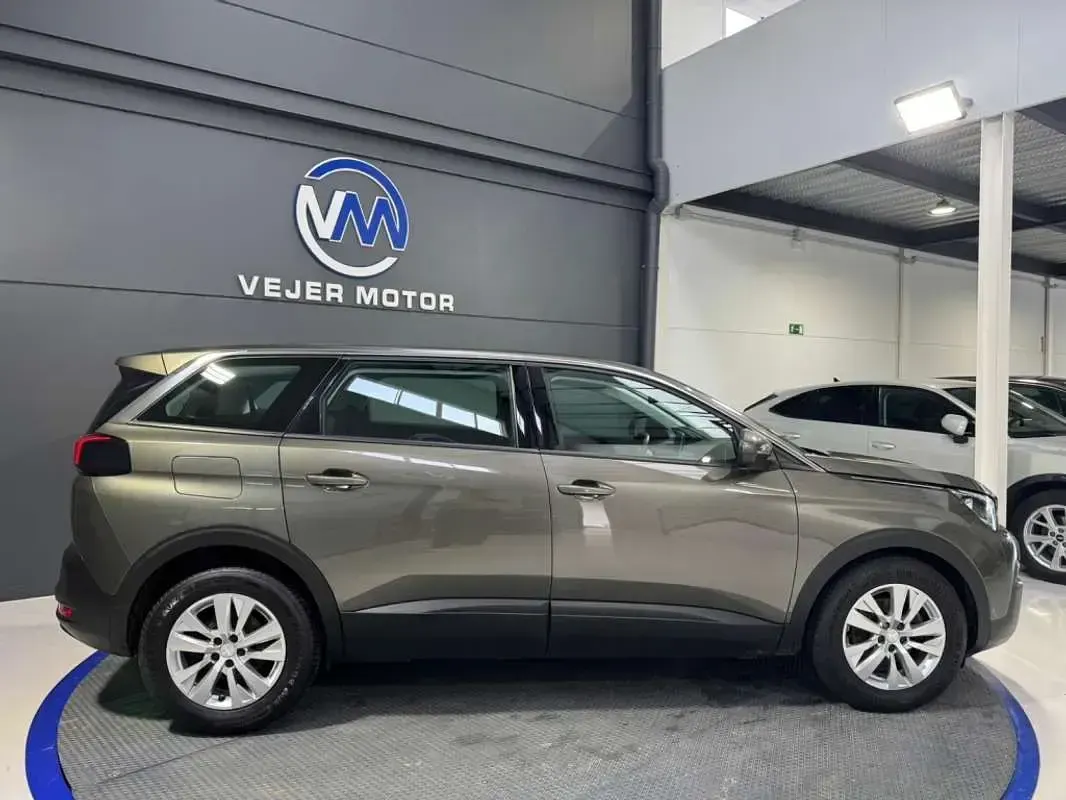 Usado Peugeot 5008 Active 131 CV (96 kW) 2020 Verde SUV