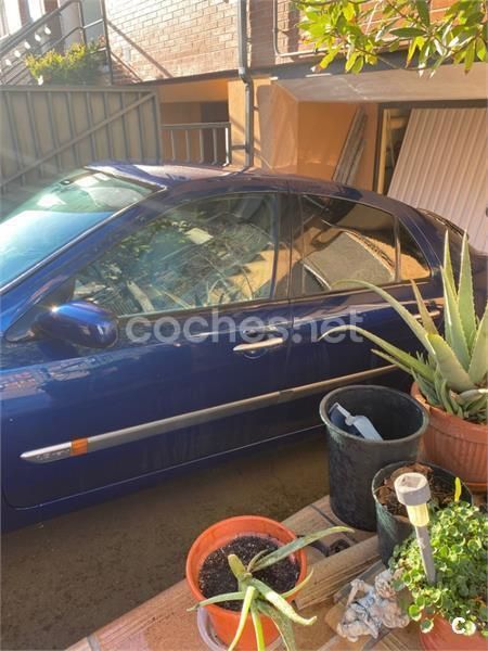 Usado Renault Laguna II Dynamique 123 CV (90 kW) 2001 Azul Berlina
