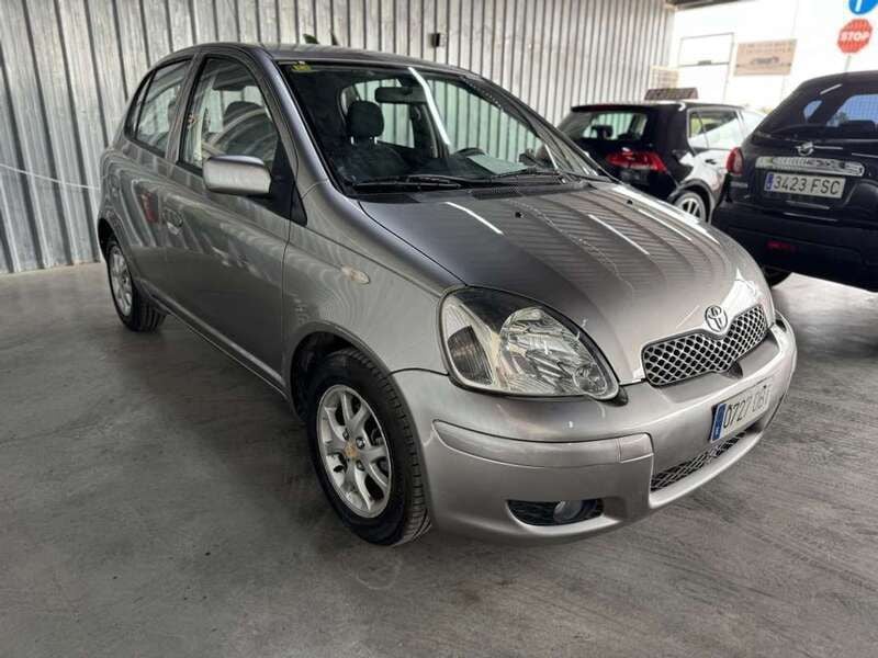 Usado Toyota Yaris Luna 75 CV (55 kW) 2005 Gris Utilitario