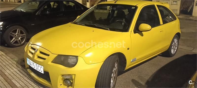 Usado MG ZR 103 CV (75 kW) 2004 Amarillo Utilitario