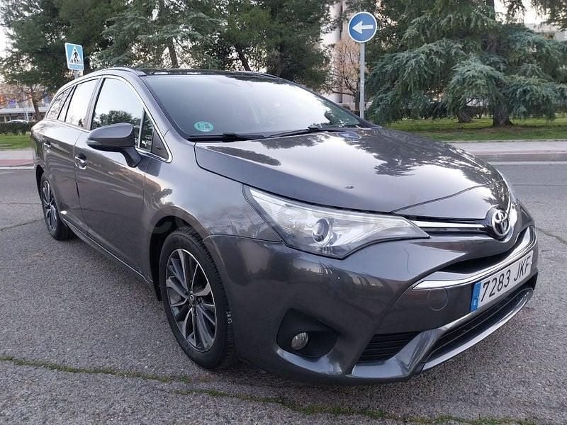 Usado Toyota Avensis Advance 143 CV (105 kW) 2015 Gris / plata Familiar