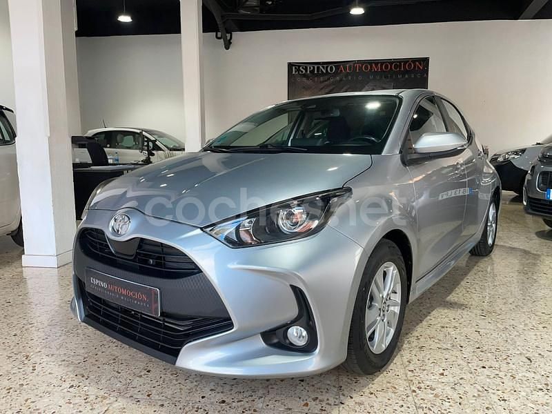 Gris / plata Usado 2021 Toyota Yaris Berlina | 15.990 € (Precio justo) - Imagen 1/4