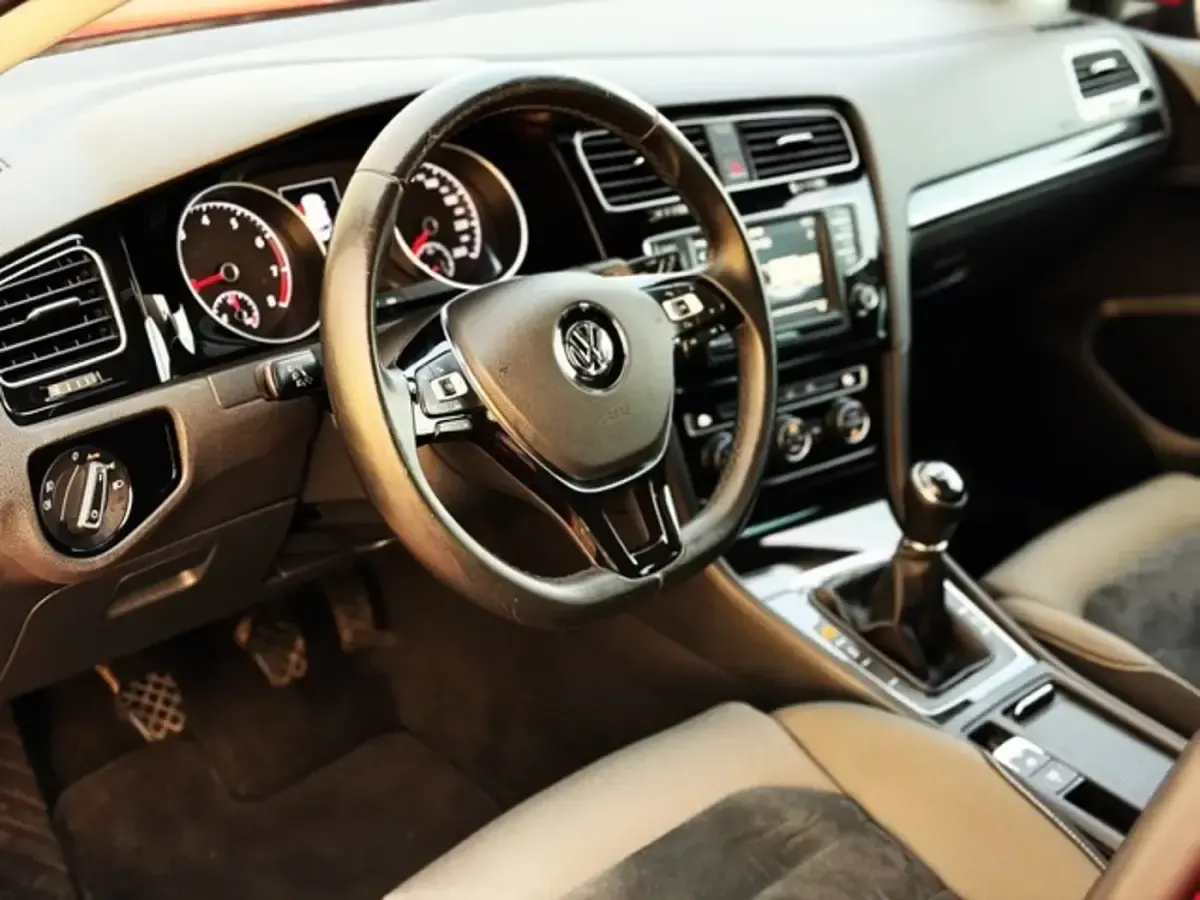 Usado VW Golf VII Sportline 150 CV (110 kW) 2016 Rojo Berlina