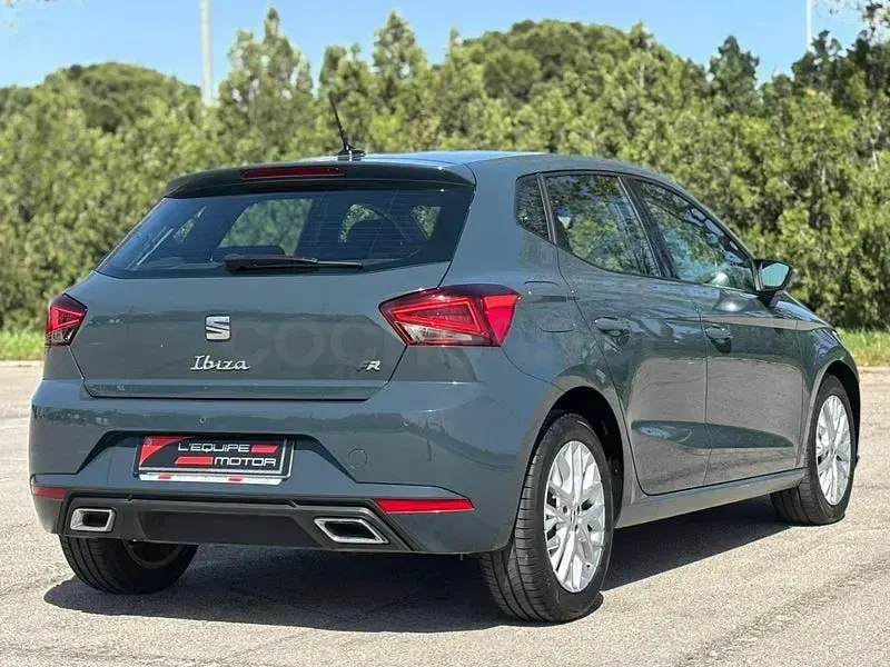 Usado Seat Ibiza FR 110 CV (80 kW) 2024 Verde Utilitario