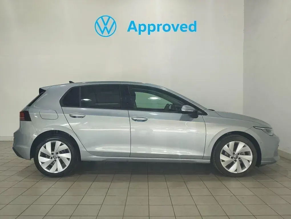 Usado VW Golf VIII 116 CV (85 kW) 2025 Gris plata Utilitario