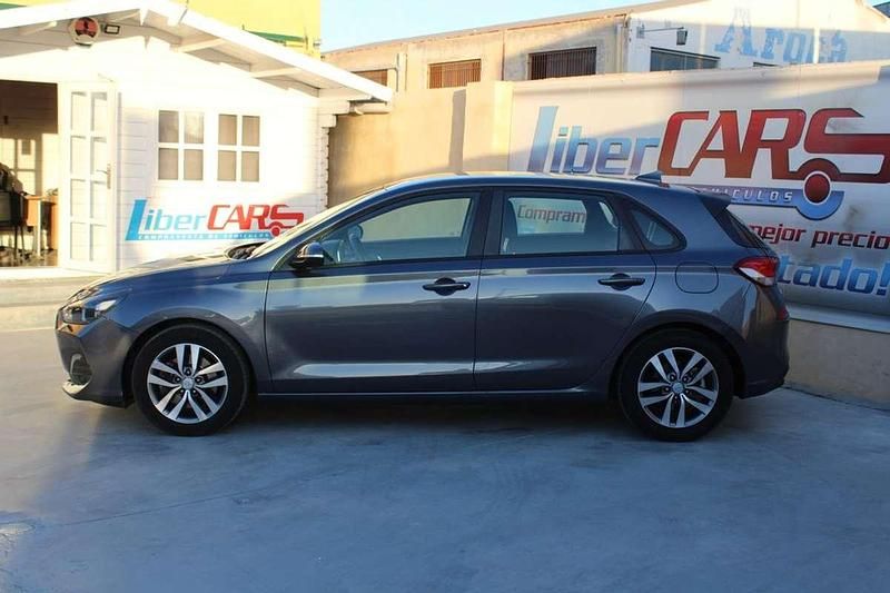 Usado Hyundai i30 120 CV (88 kW) 2019 Gris Utilitario