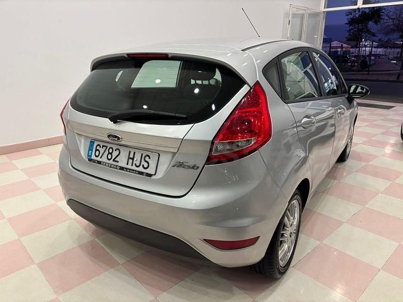 Usado Ford Fiesta Trend 70 CV (51 kW) 2012 Gris / plata Utilitario