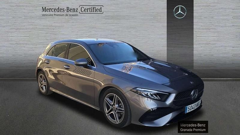 Usado Mercedes A180 AMG line 116 CV (85 kW) 2023 Gris Berlina