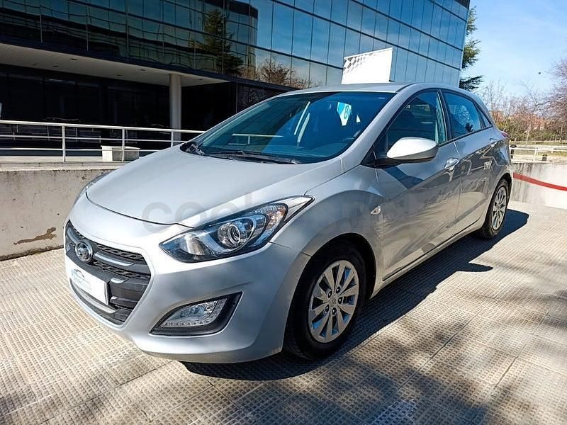 Usado Hyundai i30 101 CV (74 kW) 2015 Gris / plata Berlina