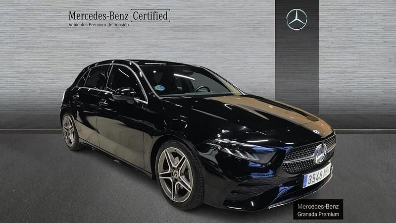 Usado Mercedes A180 AMG line 136 CV (100 kW) 2025 Negro noche Berlina