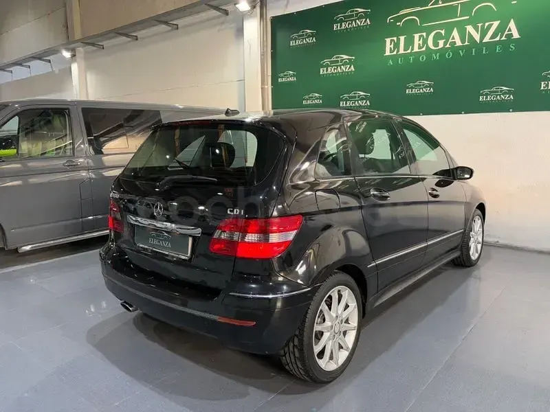 Usado Mercedes B180 109 CV (80 kW) 2008 Negro Monovolumen