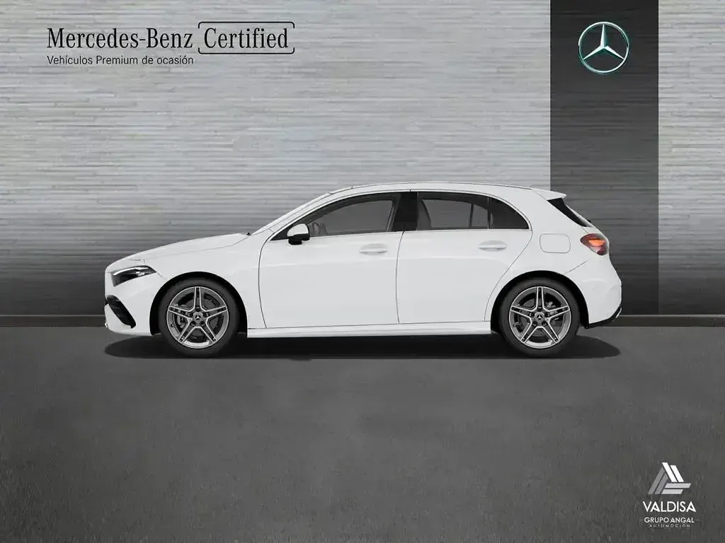 Usado Mercedes A180 AMG line 136 CV (100 kW) 2024 Blanco polar Berlina