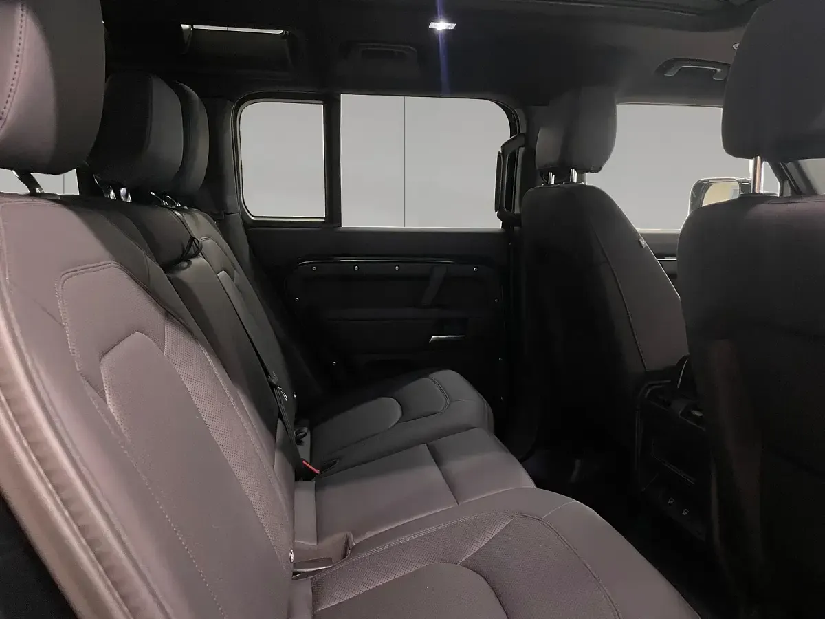 Käytetty Land Rover Defender S 249 HP (183 kW) 2025 Musta Katumaasturi