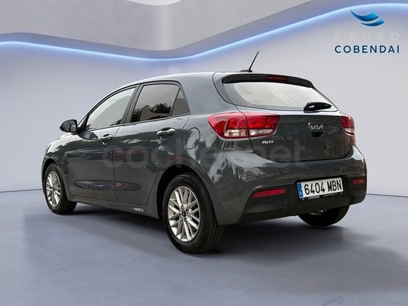 Usado Kia Rio 84 CV (61 kW) 2022 Gris / plata Berlina
