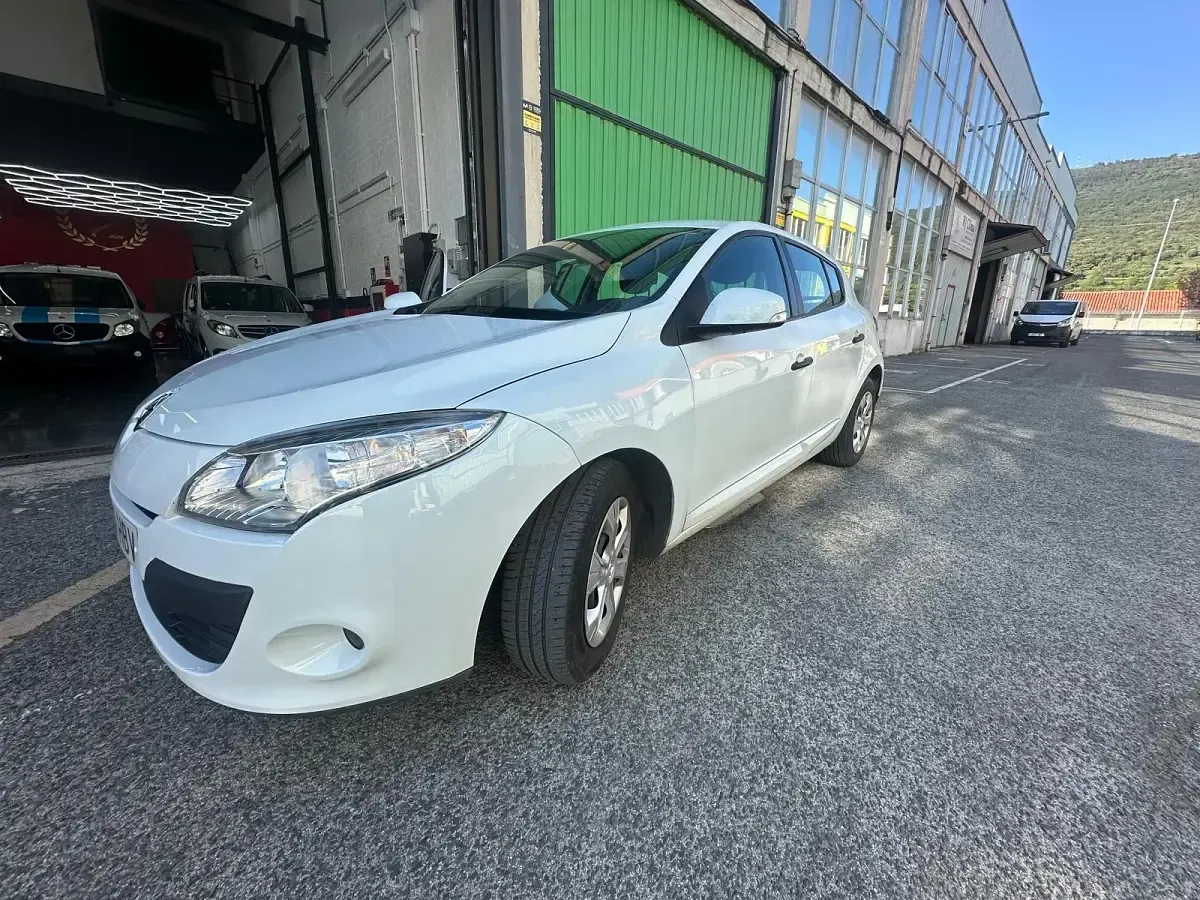 Usado Renault Mégane Authentique 90 CV (66 kW) 2011 Blanco