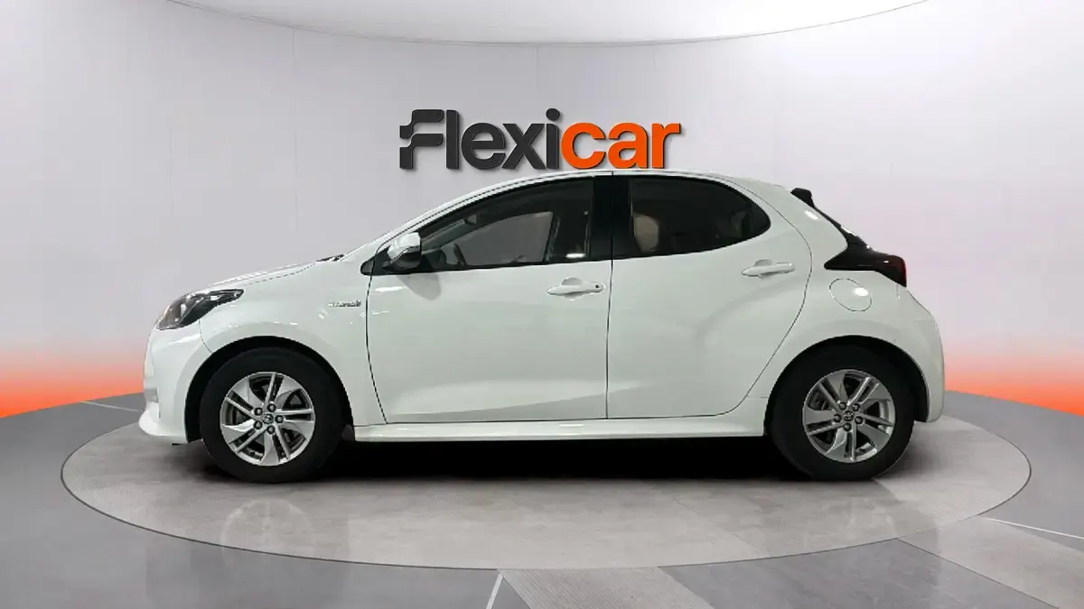 Usado Toyota Yaris Hybrid Active 100 CV (73 kW) 2020 Blanco Berlina