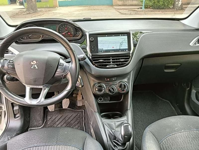 Usado Peugeot 208 75 CV (55 kW) 2018 Plateado Utilitario