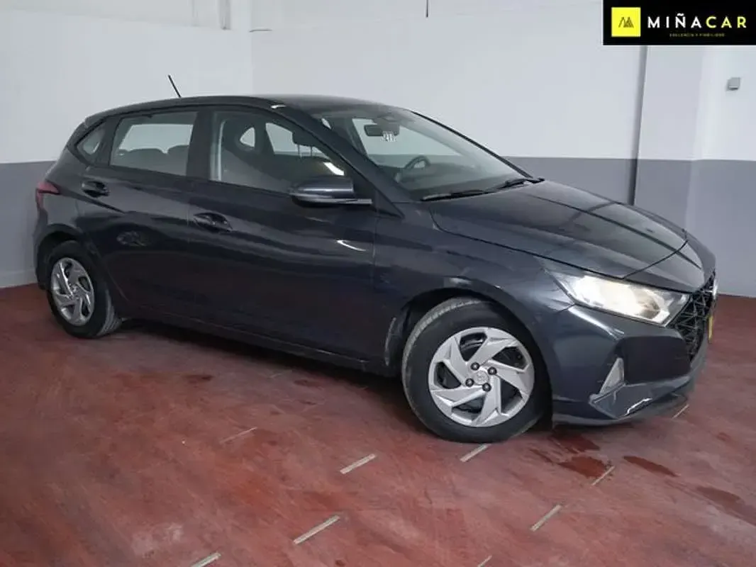 Usado Hyundai i20 101 CV (74 kW) 2023 Gris Utilitario