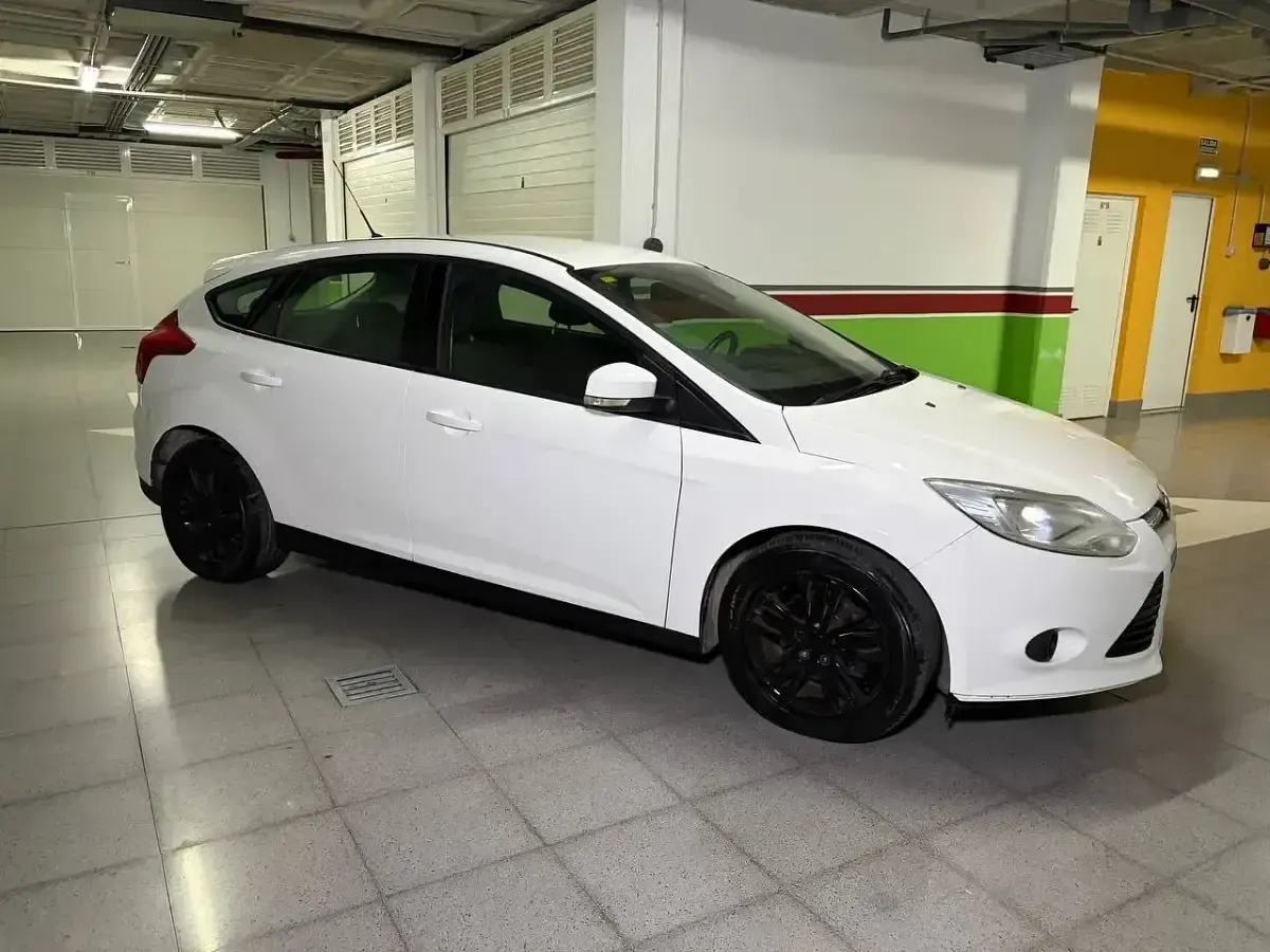 Usado Ford Focus Trend 100 CV (73 kW) 2013 Blanco