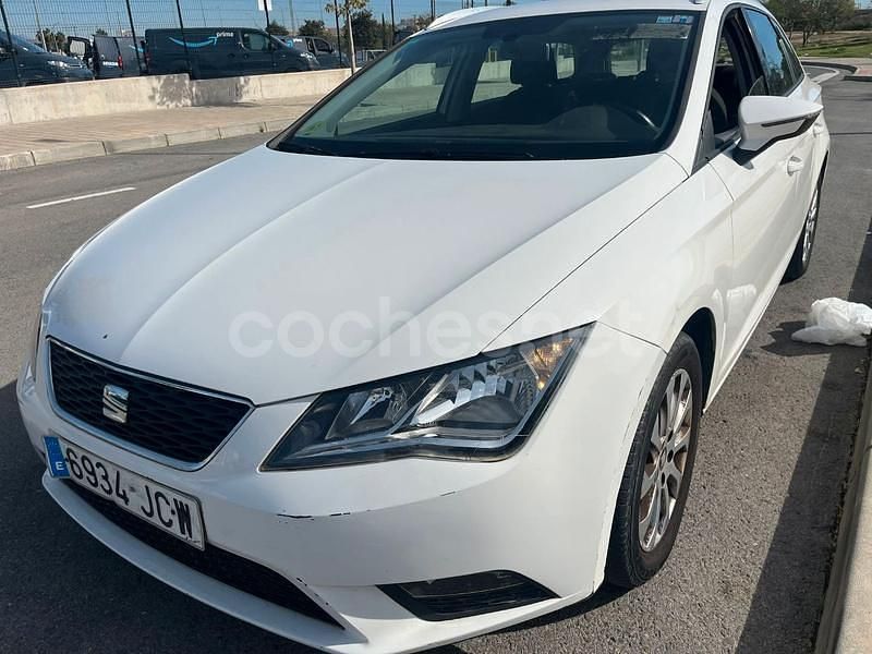 Usado Seat Leon Style 105 CV (77 kW) 2015 Blanco Familiar