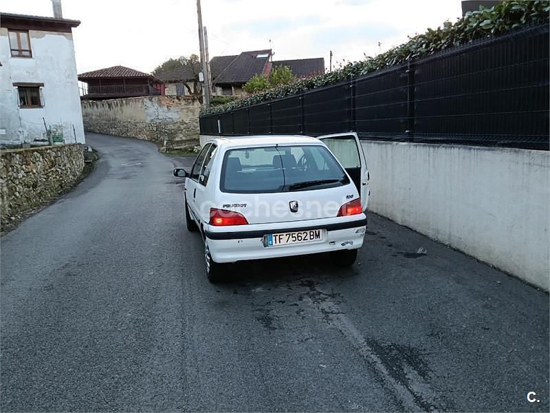 Usado Peugeot 106 60 CV (44 kW) 1997 Blanco Utilitario