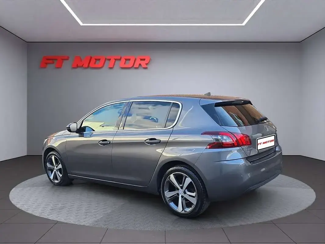 Usado Peugeot 308 Allure 120 CV (88 kW) 2018 Gris Utilitario