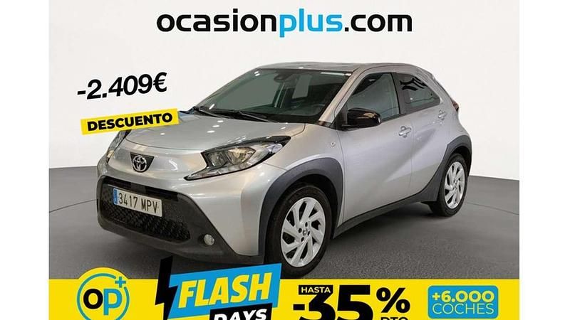 Usado Toyota Aygo Play 72 CV (52 kW) 2024 Gris Utilitario