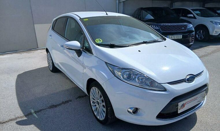 Begagnad Ford Fiesta Titanium 69 HK (50 kW) 2011 Vit Halvkombi