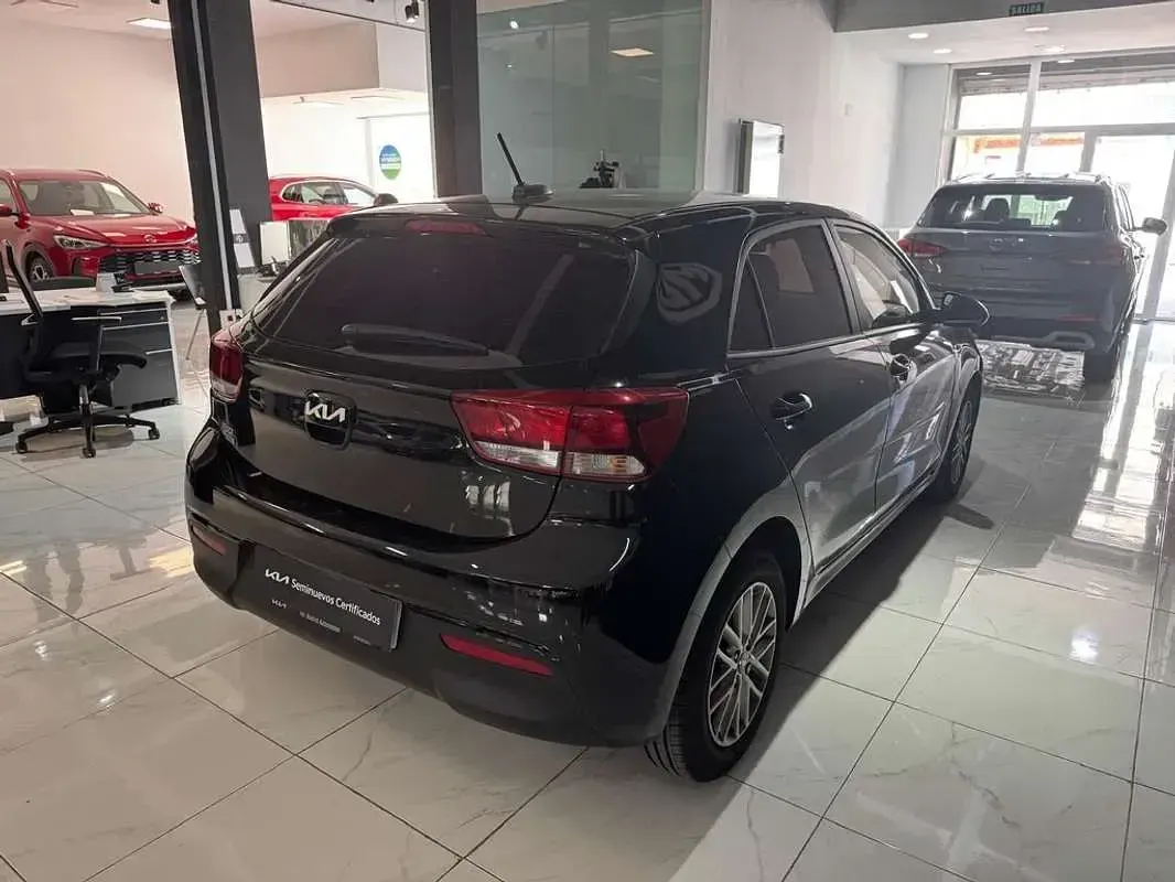 Usado Kia Rio 101 CV (74 kW) 2023 Negro Utilitario