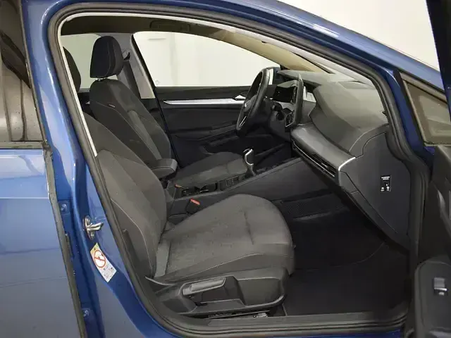 Usado VW Golf VIII 115 CV (84 kW) 2025 Azul Berlina