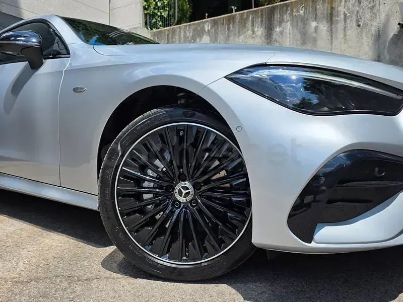 Usado Mercedes CLE300 313 CV (230 kW) 2025 Gris / plata Coupe