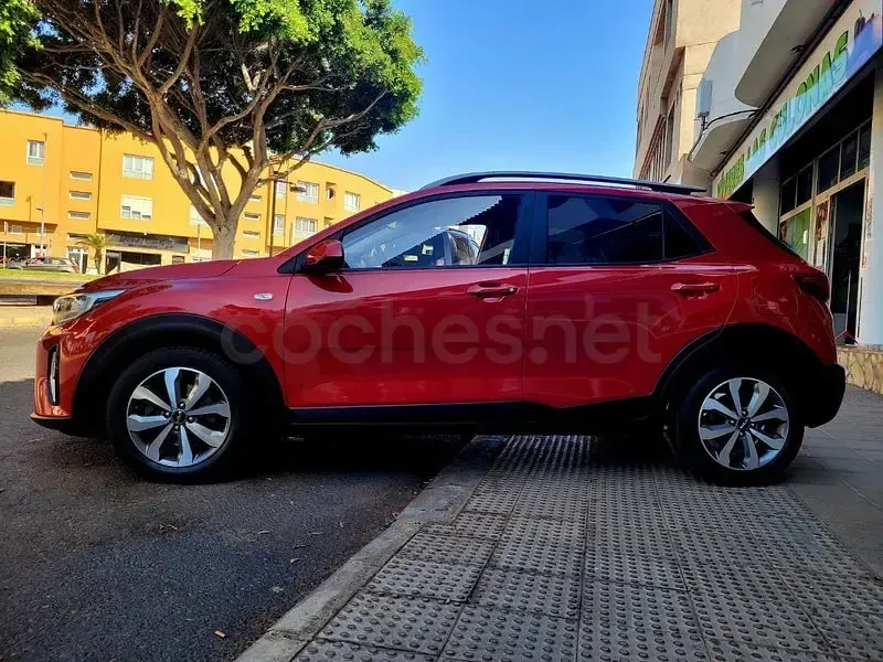 Usado Kia Stonic 100 CV (73 kW) 2022 Rojo SUV