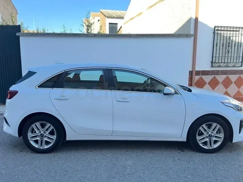 Usado Kia Ceed 100 CV (73 kW) 2021 Blanco Utilitario