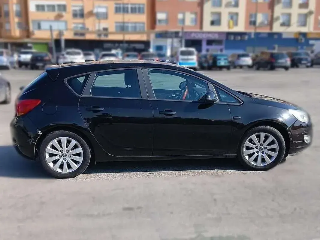 Usado Opel Astra Sport 110 CV (80 kW) 2011 Negro Utilitario