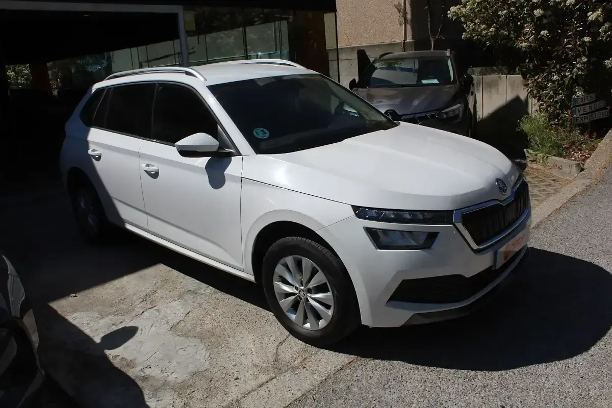 Usado Skoda Kamiq Ambition 110 CV (80 kW) 2022 Blanco SUV