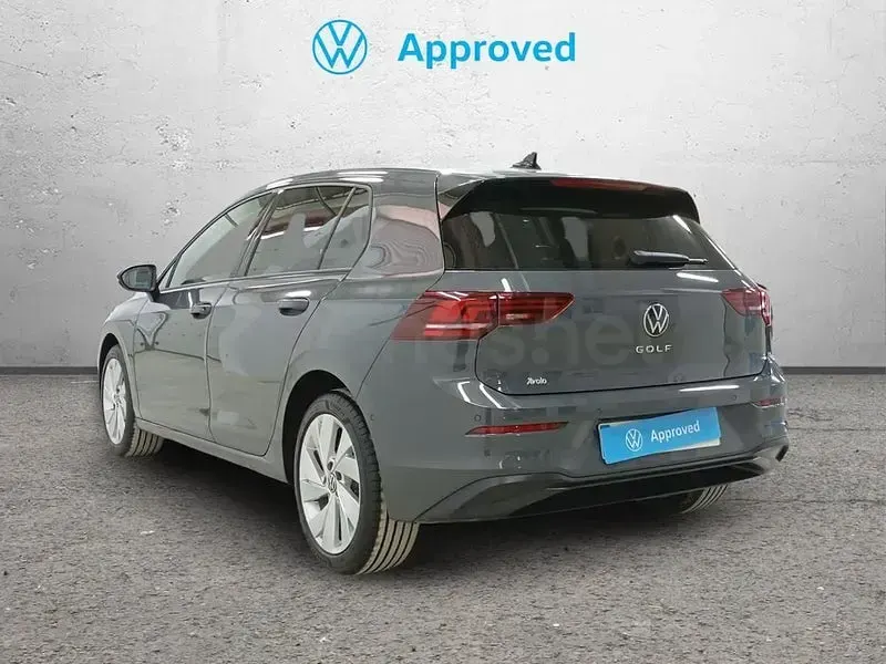 Usado VW Golf VIII 115 CV (84 kW) 2025 Gris / plata Berlina