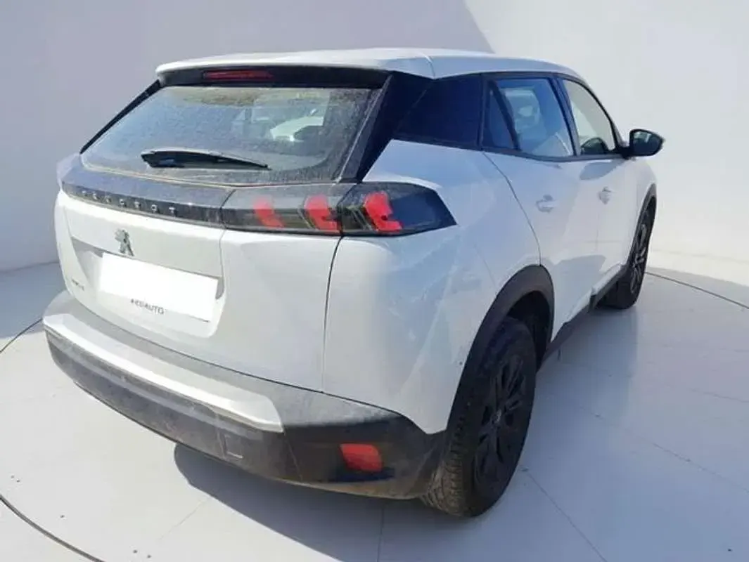 Usado Peugeot 2008 Active 110 CV (80 kW) 2021 Blanco SUV