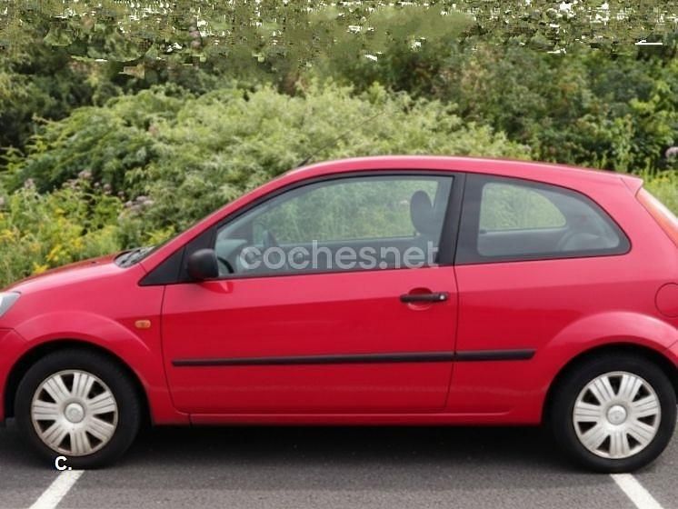 Usado Ford Fiesta 68 CV (50 kW) 2004 Rojo Coupe