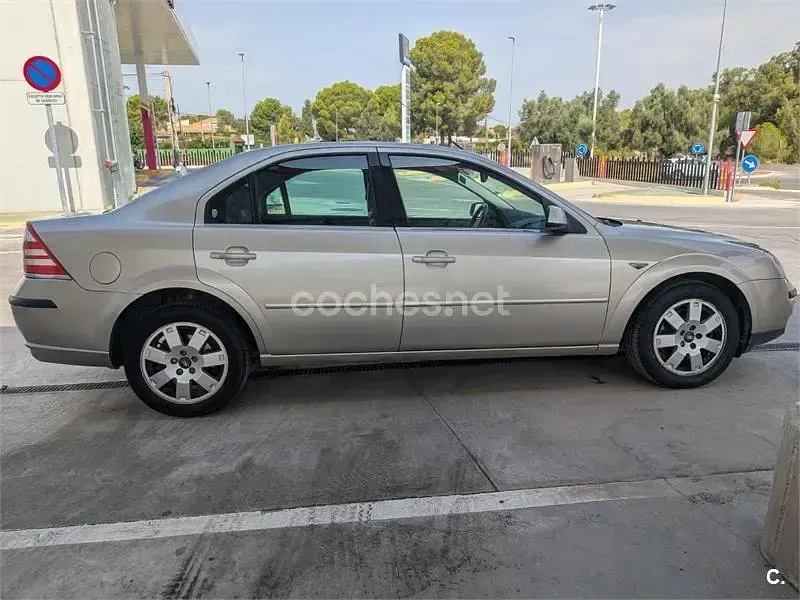 Usado Ford Mondeo Ghia 130 CV (95 kW) 2003 Gris / plata Berlina