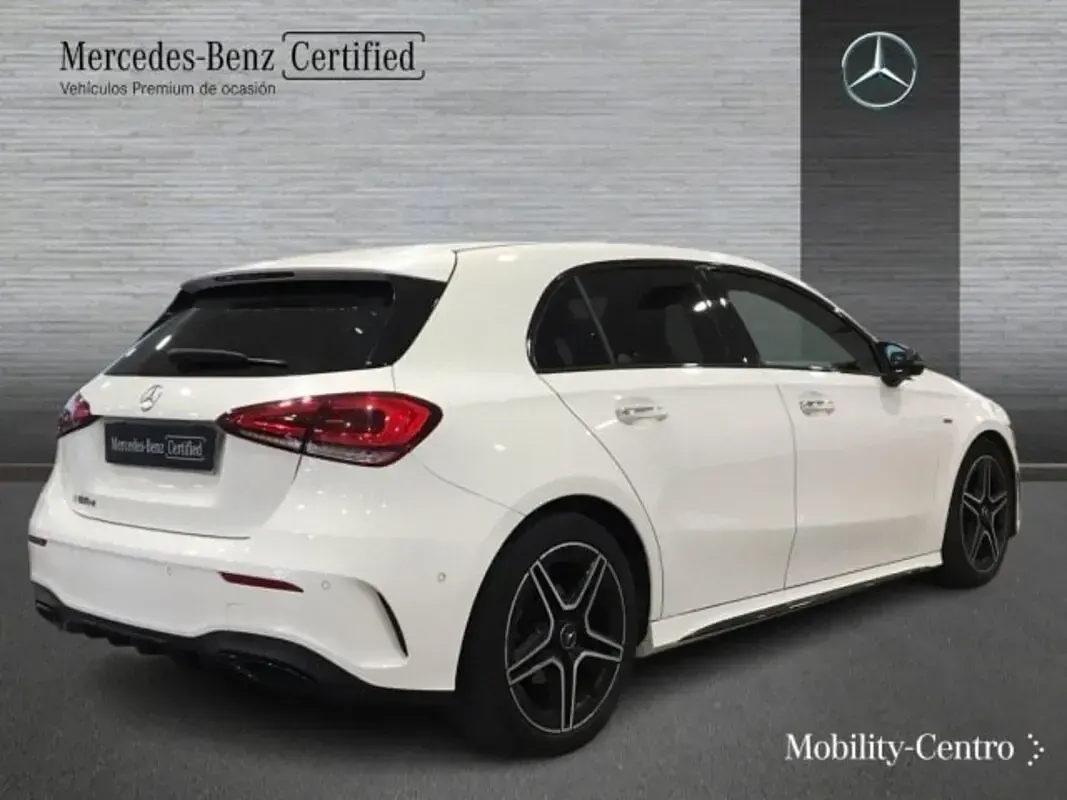 Usado Mercedes A180 AMG line 116 CV (85 kW) 2021 Blanco polar  pintura unicolor Berlina