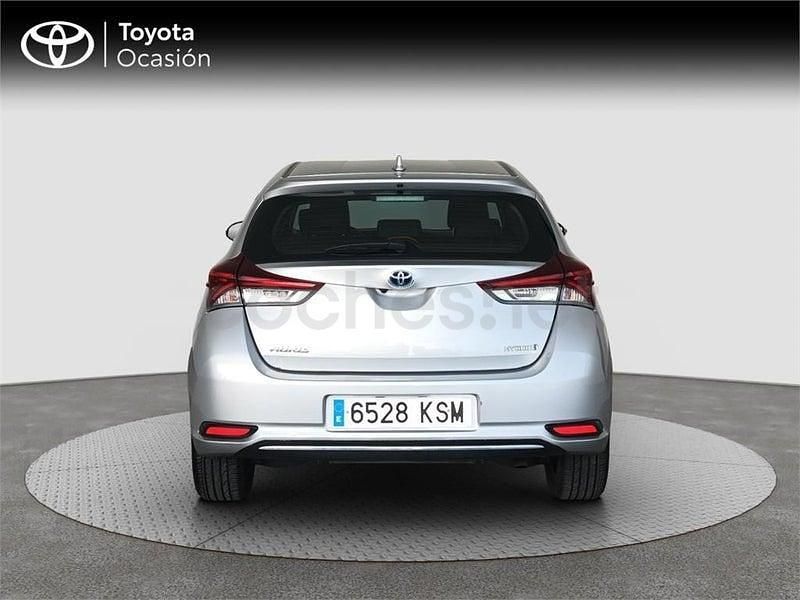 Usado Toyota Auris Hybrid Active 136 CV (100 kW) 2018 Gris / plata Berlina