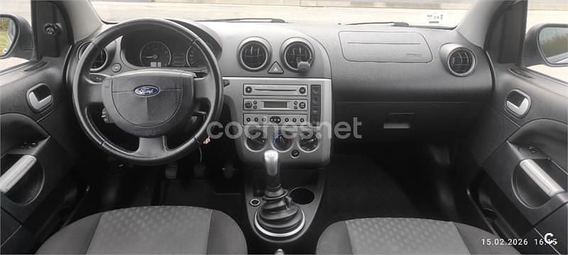 Usado Ford Fiesta 80 CV (58 kW) 2005 Gris / plata Utilitario