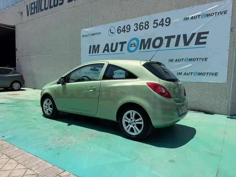 Usado Opel Corsa 90 CV (66 kW) 2009 Verde Utilitario