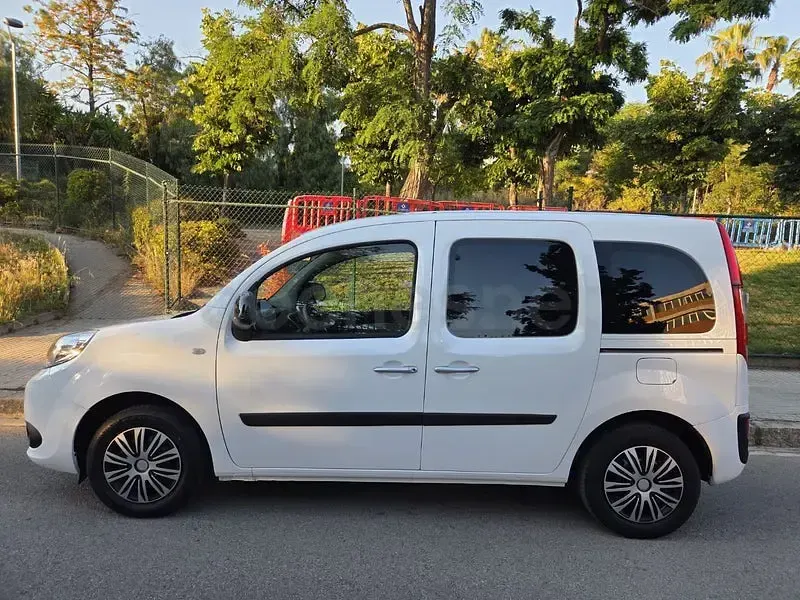 Usado Renault Kangoo Expression 90 CV (66 kW) 2015 Blanco Monovolumen