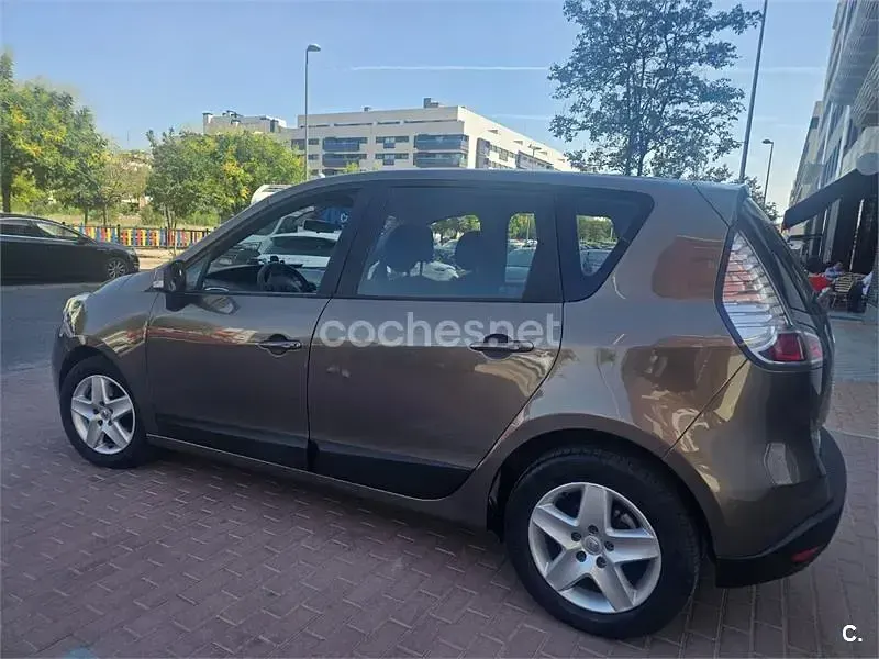 Usado Renault Scénic III Expression 110 CV (80 kW) 2013 Marrón Monovolumen
