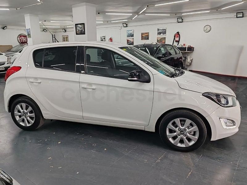 Usado Hyundai i20 84 CV (61 kW) 2014 Blanco Utilitario