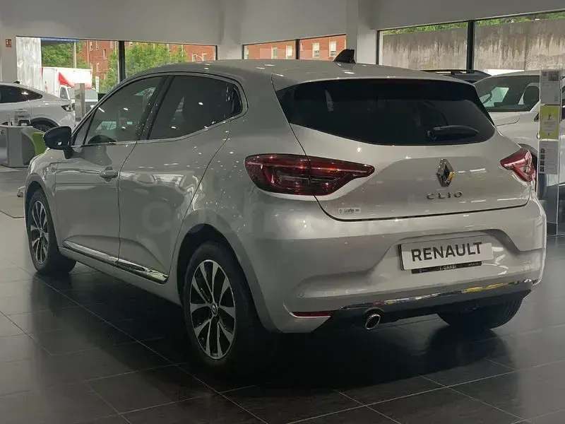 Usado Renault Clio V Techno 140 CV (102 kW) 2023 Gris / plata Berlina