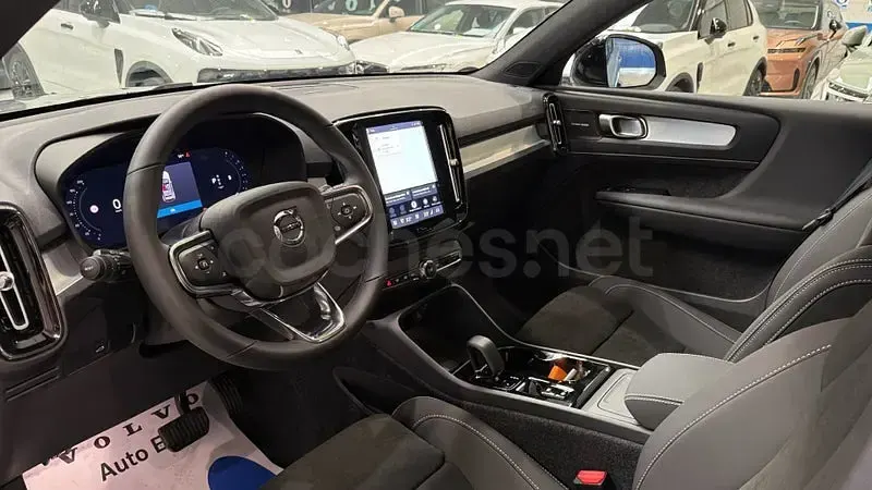 Nuevo Volvo XC40 Plus 197 CV (144 kW) 2025 Gris / plata SUV